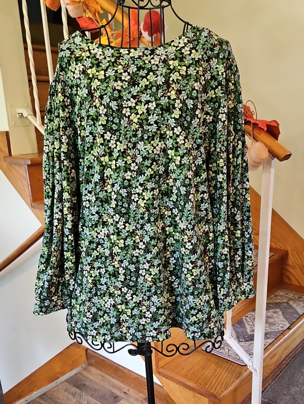 👚Ann Taylor Factory Floral Green and Black Long-Sleeve Women’s Top